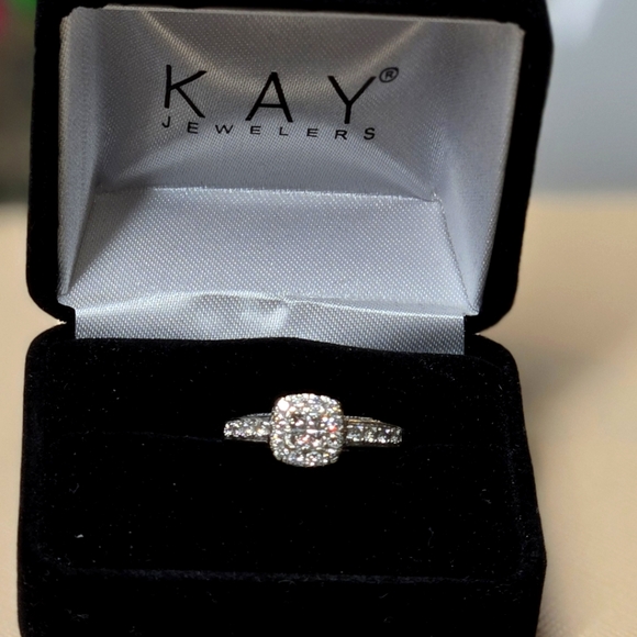 White Gold Diamond Ring - Picture 4 of 6